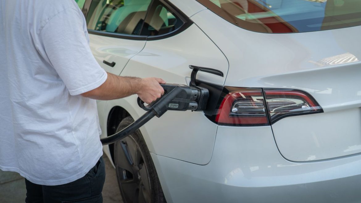 E-Auto versichern: Akku, Ladekabel und Folgeschäden genauer lesen
